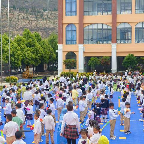 “清凉一夏、纵情泼洒”——鹤庆卓思诺博幼儿园泼水节狂欢活动