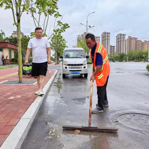 风雨守候 坚守岗位保洁净