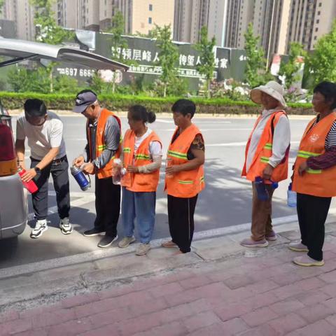 濮东清扫公司：夏日送清凉 关怀环卫工
