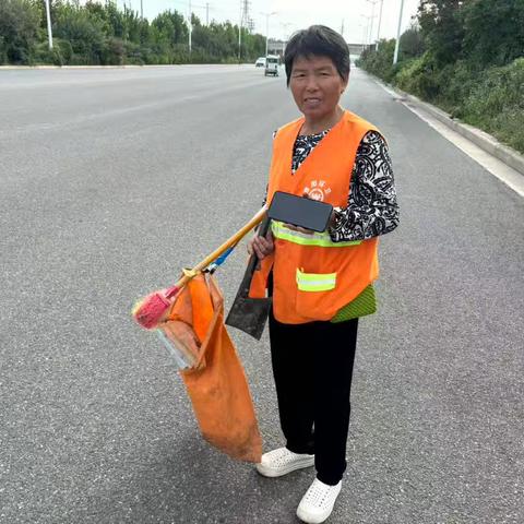 环卫工人拾金不昧 平凡岗位传递正能量