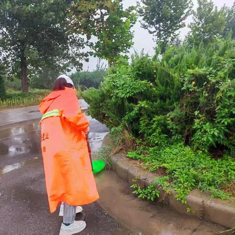 雨中坚守的城市美容师