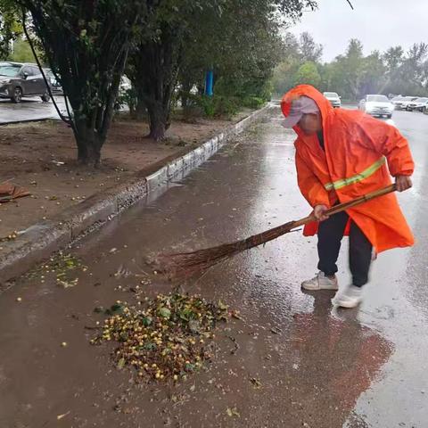 秋雨添寒保洁忙 环卫有序护洁净