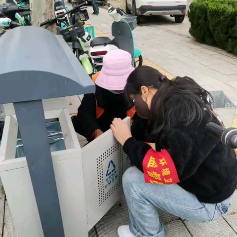 果皮箱换“新装” 扮靓城市环境