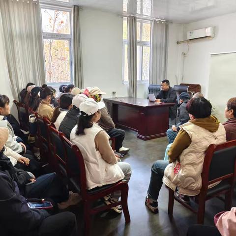 濮东清扫公司传达中心会议精神部署秋冬工作