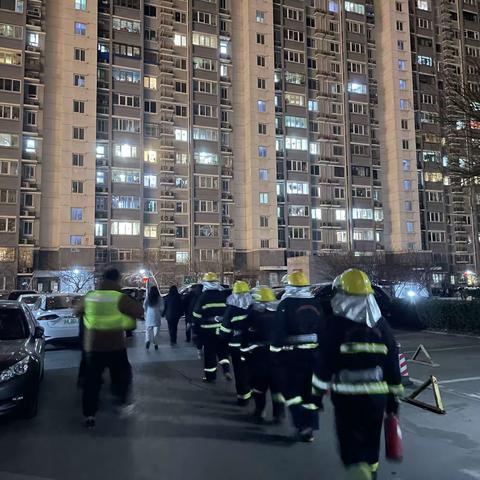 阳光星苑社区开展除夕夜巡查活动