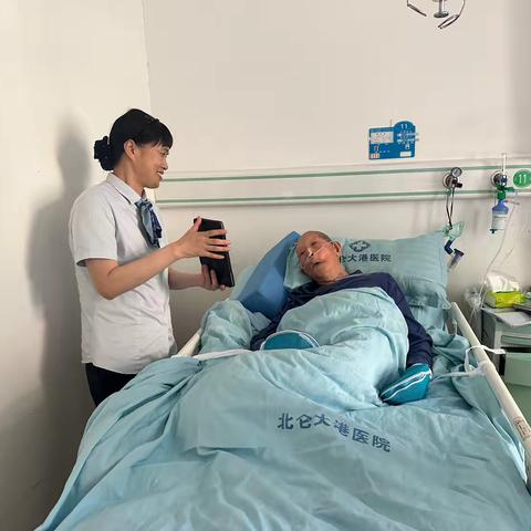 《爱心传递：银行服务进医院，温暖老人心》