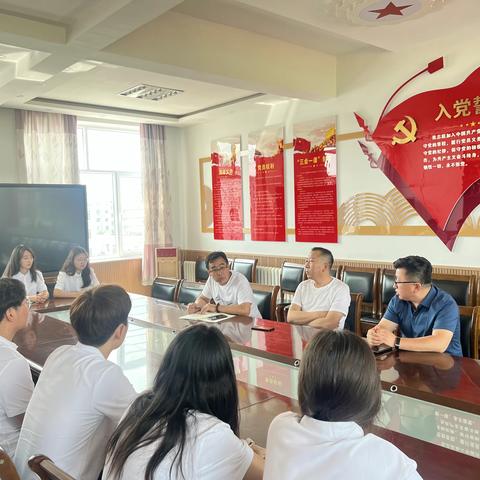 内蒙古大学教务处民族预科班“三下乡”支教团来我校为学困生辅导作业