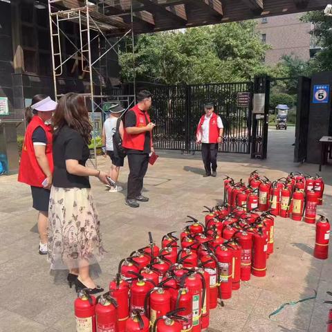 全面更新灭火器，给居民安全加把“锁”