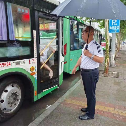 “公交人”闻雨而动  保障市民出行顺畅