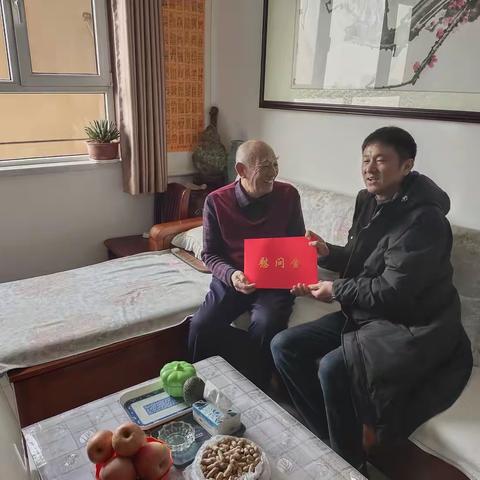 泺口街道办事处包挂领导到北闸子社区开展走访慰问困难老党员活动