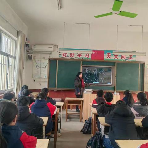 “珍爱生命，远离危险冰面，安全过冬”——梁水镇拐里王小学防滑冰溺水演练