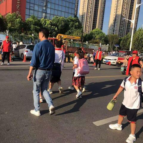 “护学岗”准时“上线”为学生开学保驾护航