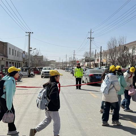 守护花朵，安全伴我行——郾城区第二实验小学护学岗在行动