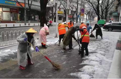 瑞雪纷飞迎春至  岸邑除冰保畅通