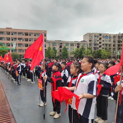 学习二十大，争做好少年——冷水江市温泉学校入队离队入团仪式暨表彰大会