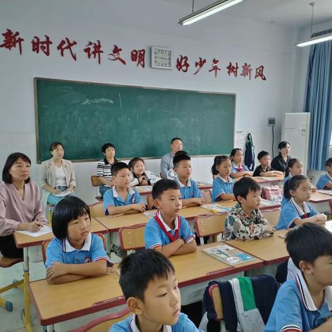 “听课共交流，评课促成长”—庄岩小学教师听评课活动