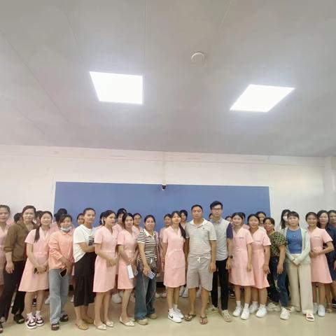 2023年22级美容2班家长会