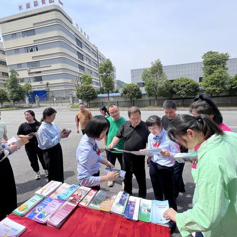 平江农商银行天岳支行 开展金融及人民币知识集中教育宣传活动