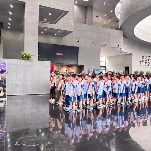 探秘白莲洞 实践助成长——22（3）班春游研学活动