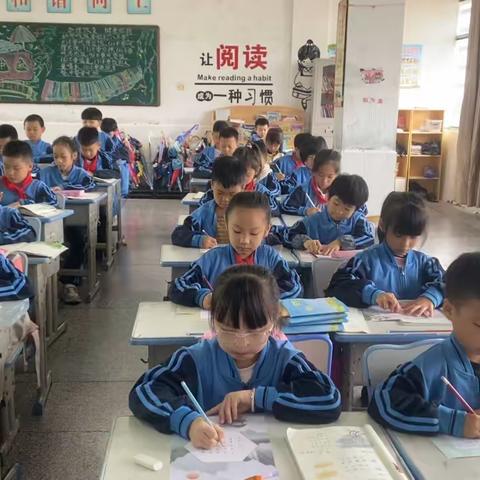 滨江小学二年级2班举办 “书法小超人”硬笔书法比赛