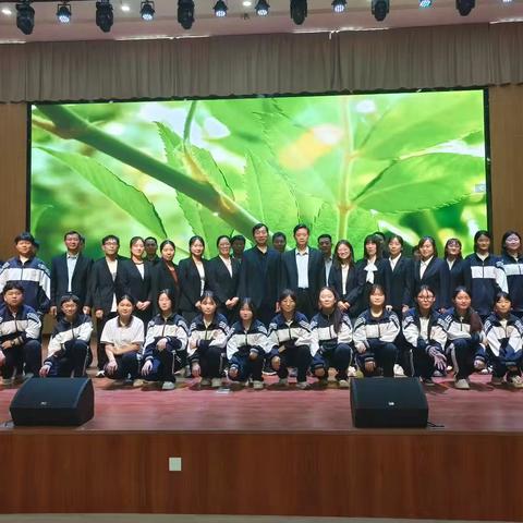 《心中有爱，眼中有光——淮阳红旗中学八年级“活动•探究”演讲单元风采》