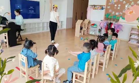 旭馨园幼儿园小四班主题三《七彩乐园》次主题三《彩色的梦》