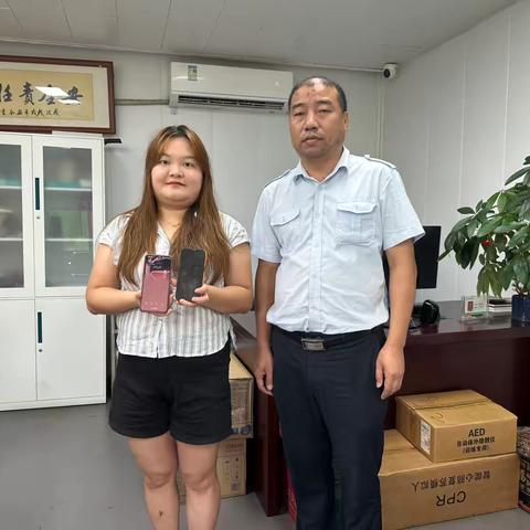 公交司机拾金不昧拾获两部手机，乘客感激不尽送来蛋糕