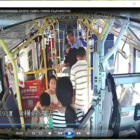 公交驾驶员暖心搀扶老人上下车 守护每一段温暖旅程