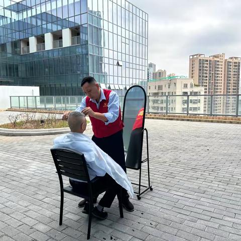 二月二龙抬头，党员同志为群众服务，旧貌换新颜