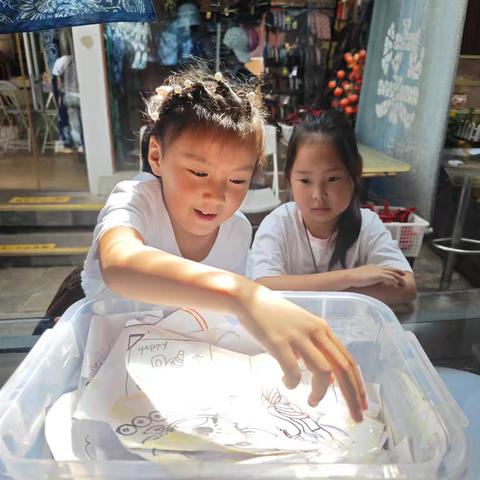 第一次蜡染体验：小柠檬和小思彤的巍山扎染之旅