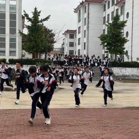 防震演练护安全 未雨绸缪保平安——大店二中开展防震自救演练活动