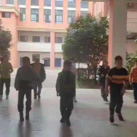 金湾小学田径队  龙行龘龘  向阳而生