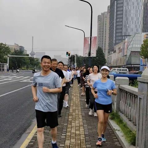 追逐晨光 活力飞扬——阳泉市教研员教育管理与专业素养提升研修班学员晨跑纪实