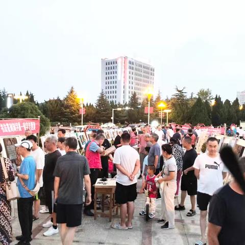 “墨香暖耆岁 福寿映银龄”公益服务项目暨“墨韵流光 书艺华章”长寿之乡—乳山"福寿杯”书法篆刻刻字展——消夏晚会现场刻字专项展