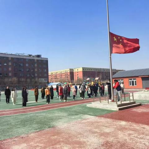 四平市育文学校清明节升国旗活动