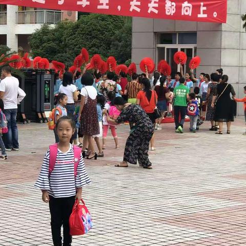 光阴似箭，日月如梭，六年光阴，转瞬即逝。每当我想起美丽的母校，想起敬爱的老师，想起亲爱的同学。