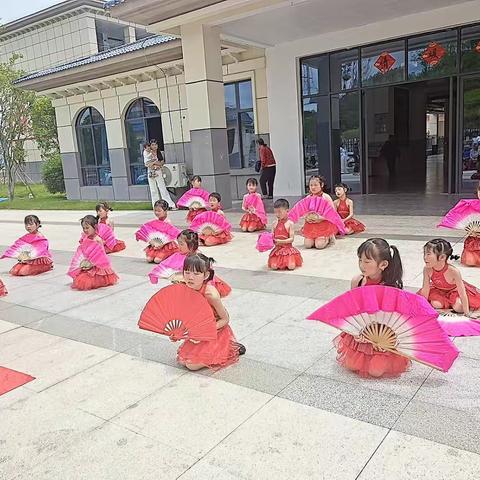 端午暖夕阳 童舞传温情——幼儿园小朋友陪敬老院老人过端午