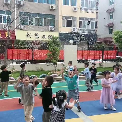 永康市园丁幼儿园小一班主题活动《好玩的水》