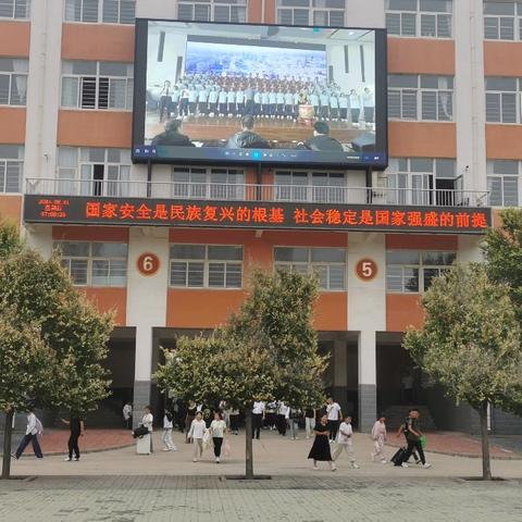 秋启新篇迎学子，旗映朝阳砺初心——黑山二中2025年秋季开学报到与首次升旗仪式温情启幕