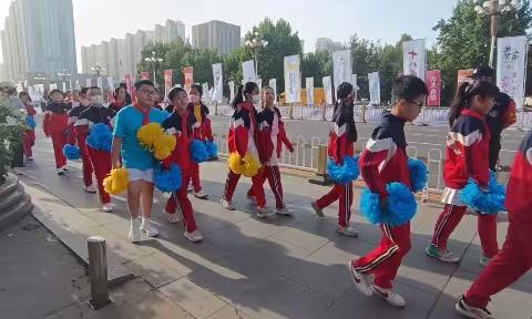 路北区实验小学唐山马拉松啦啦队--一道亮丽的风景线