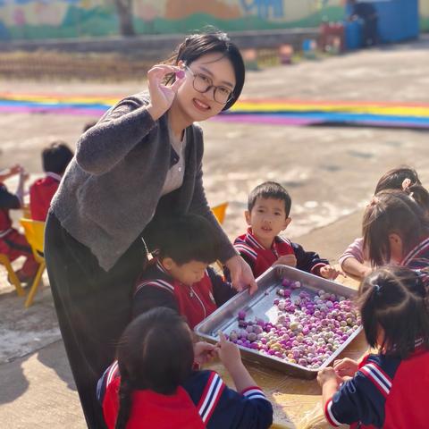 浓浓师幼情，冬至搓汤圆。