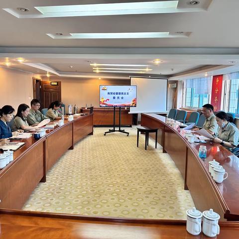 华云集团党委书记李光明到商贸经营部参加专题组织生活会