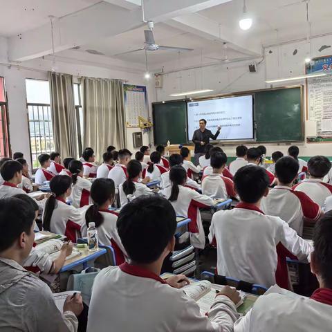 聚焦课堂 共研共进——记九年级物理组公开课评课活动