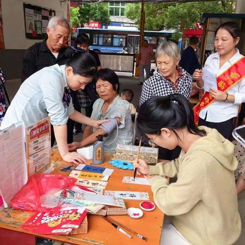 临川邮政联合智慧场景眼科医院开展社区活动