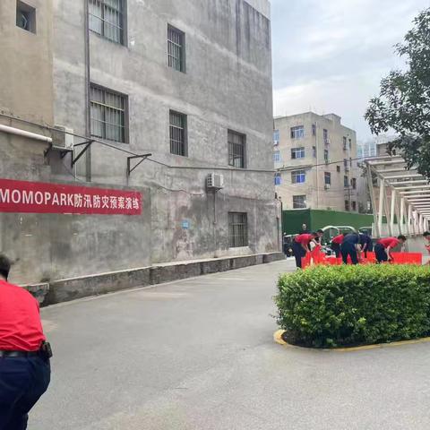 小寨路街道总工会联合陕西置地第一太平戴维斯物业服务有限公司开展防汛应急演练活动