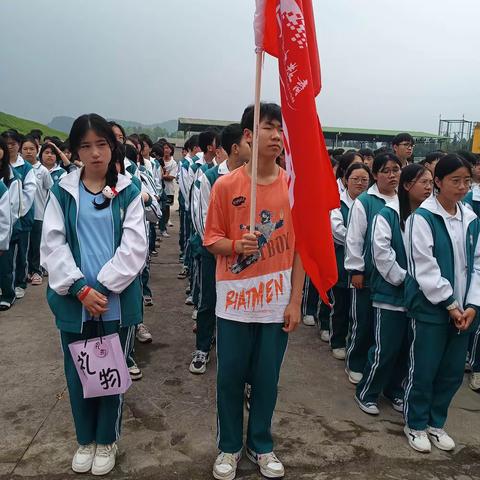 松桃群希学校九年级（4）班“历兵秣马酬壮志，龙飞千刃铸辉煌”一日研学实践教育活动