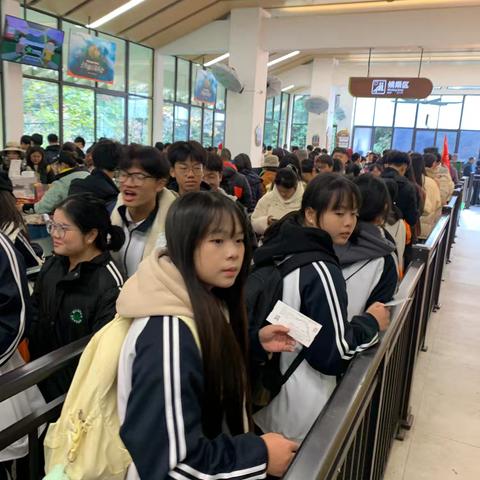 2024年11月22日乌江中学高一（2）班秋季研学走进梵净山“拥抱自然遗产地·探索自然基因库”江口云舍，梵净山主题实践教育活动