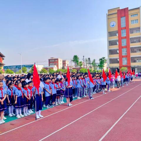 陇西县民族小学“红领巾 爱祖国”新队员入队仪式暨表彰大会