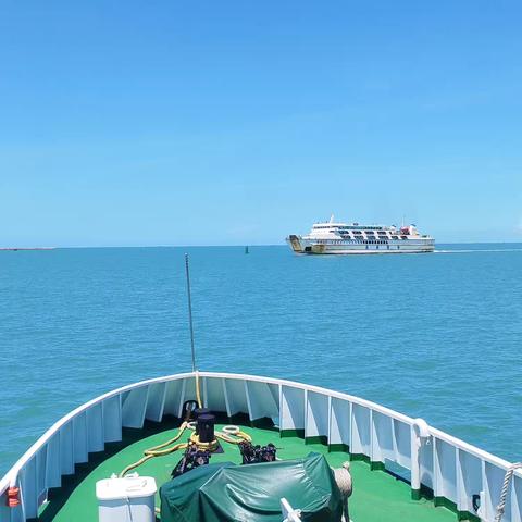 2025年9月30日海口市农业农村局中国渔政46026船为了国庆中秋假期辖区水上交通安全，开展海上巡航活动