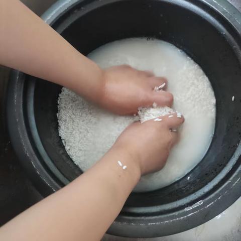 我和妈妈一起学习包粽子